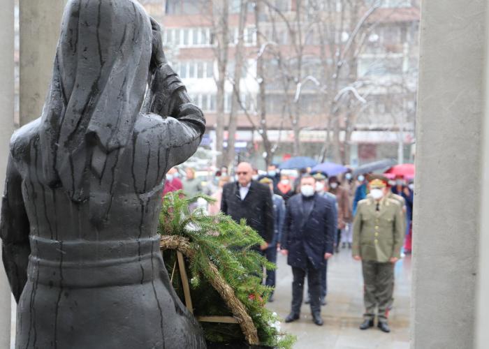 Minute silence and wail of sirens in memory of heroes in white